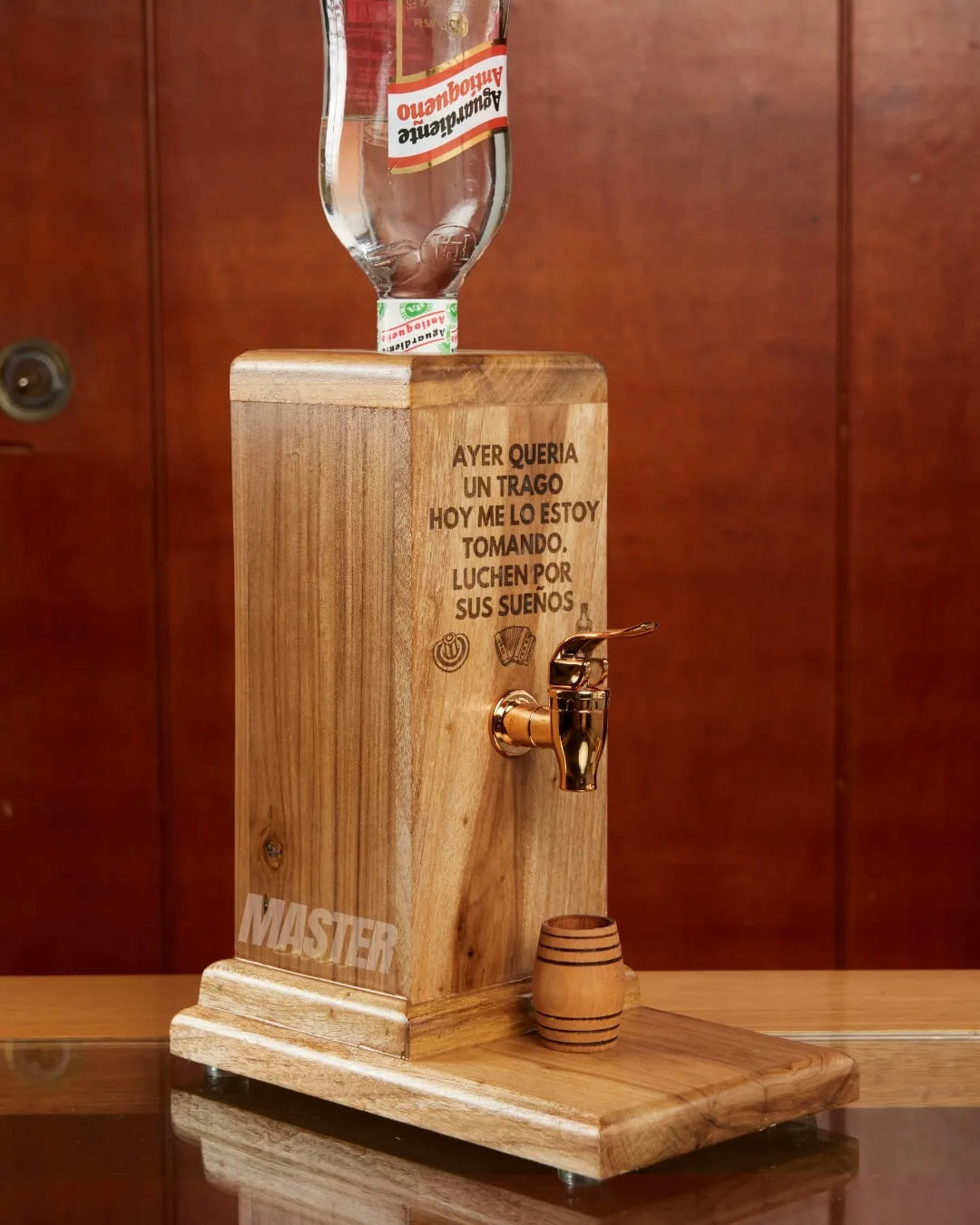 Dispensador de licor Master® Sirve con estilo