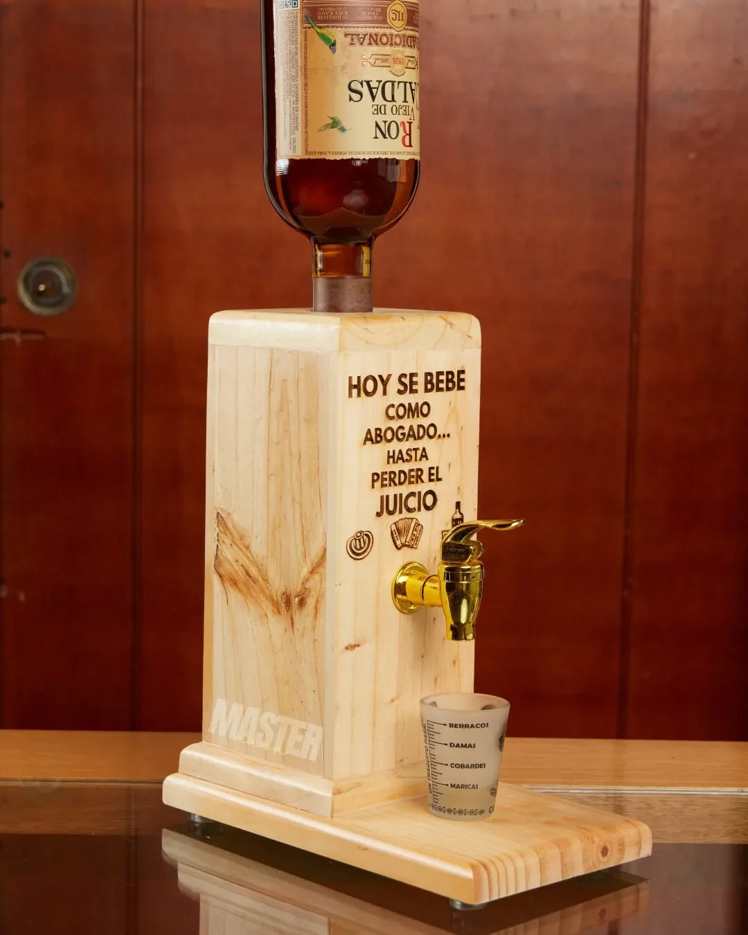 Dispensador de licor Master® Sirve con estilo