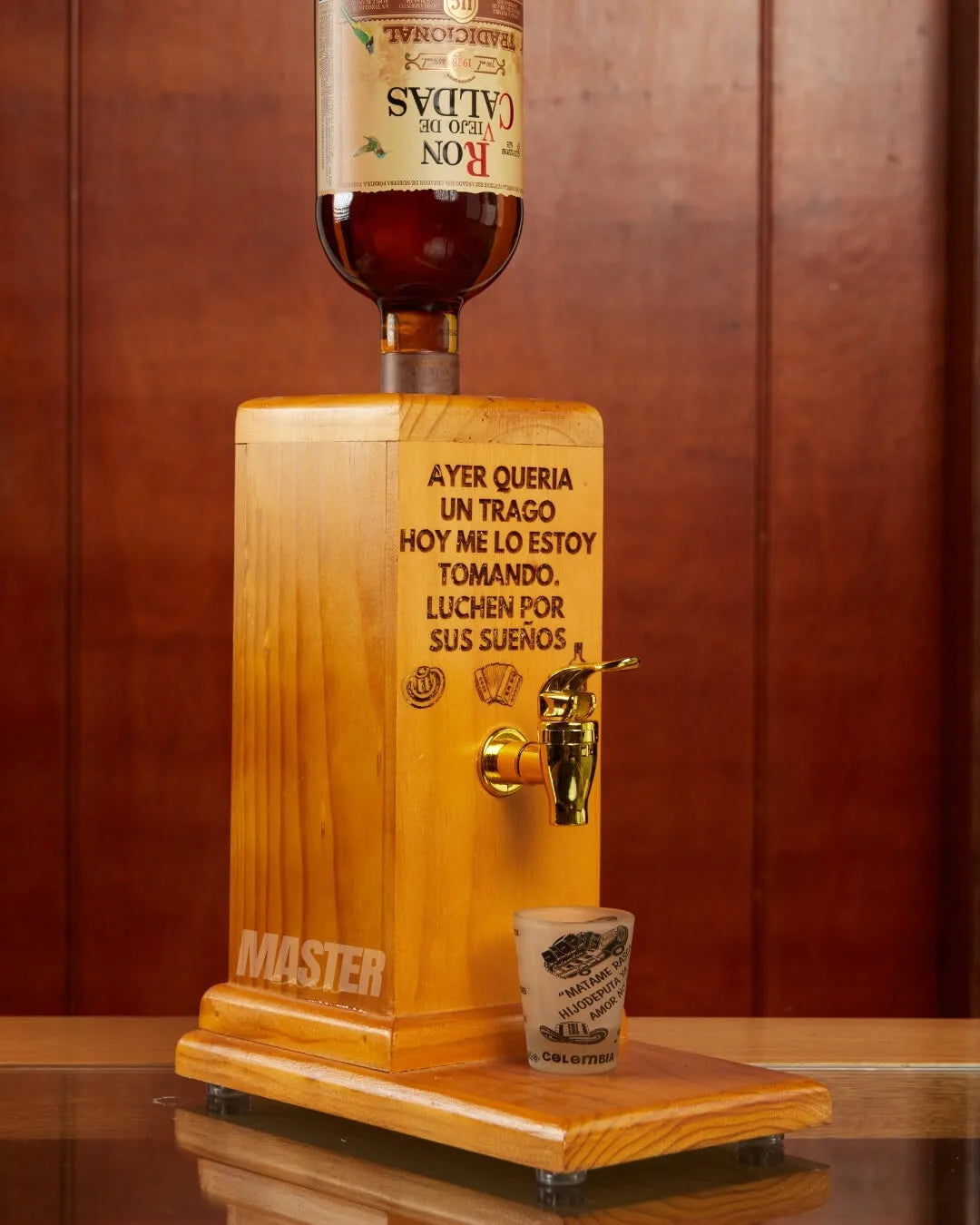 Dispensador de licor Master® Sirve con estilo