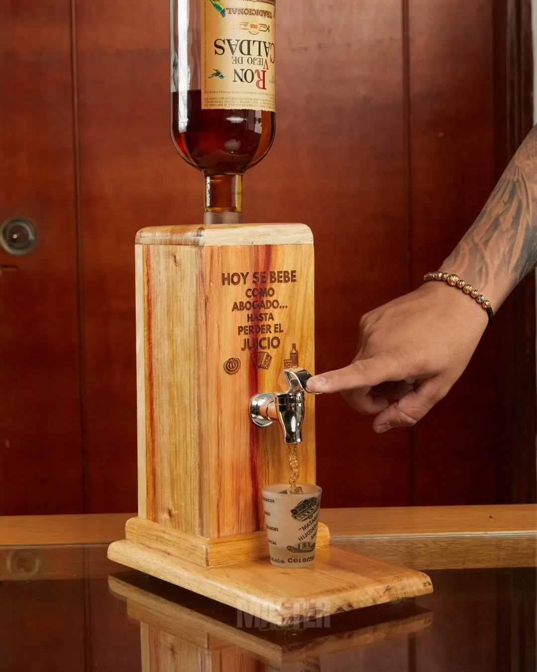 Dispensador de licor Master® Sirve con estilo